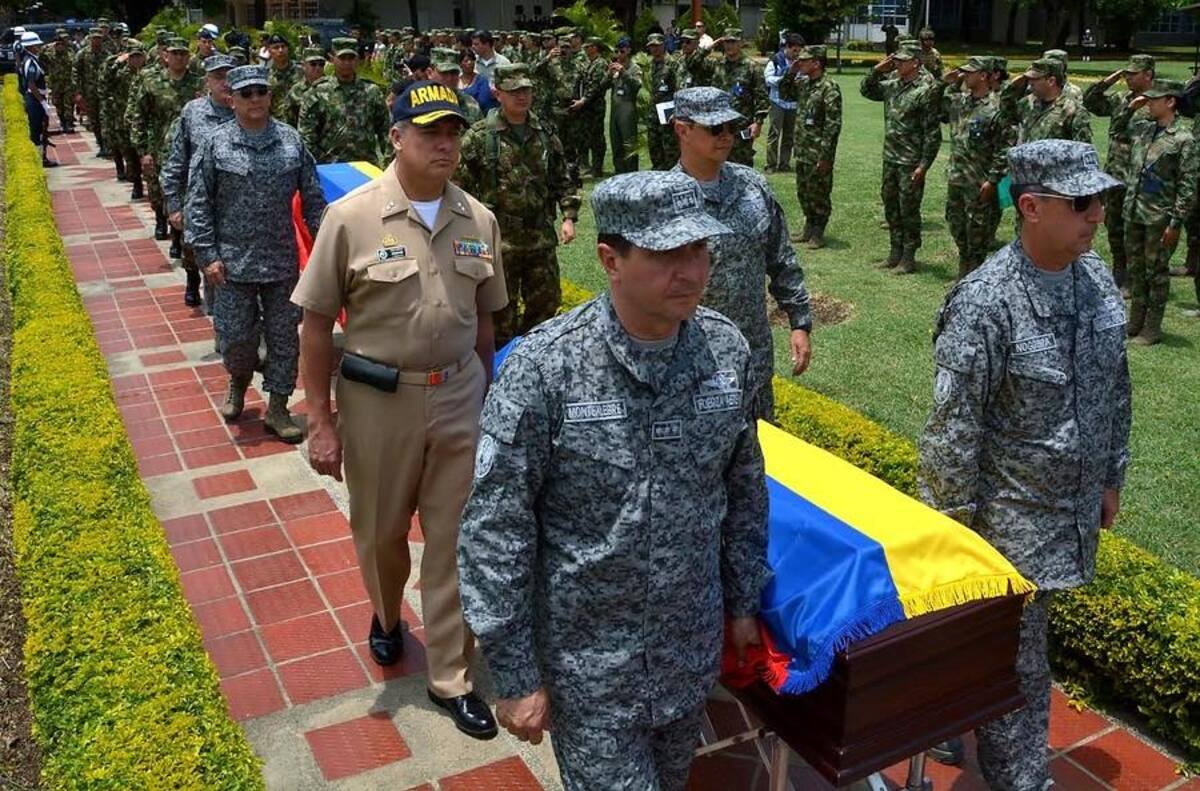 Miembros del Ejército y la Fuerza Aérea despidieron los feretros de los soldados asesinados por las Farc en una emboscada en  Buenos Aires, Cauca.