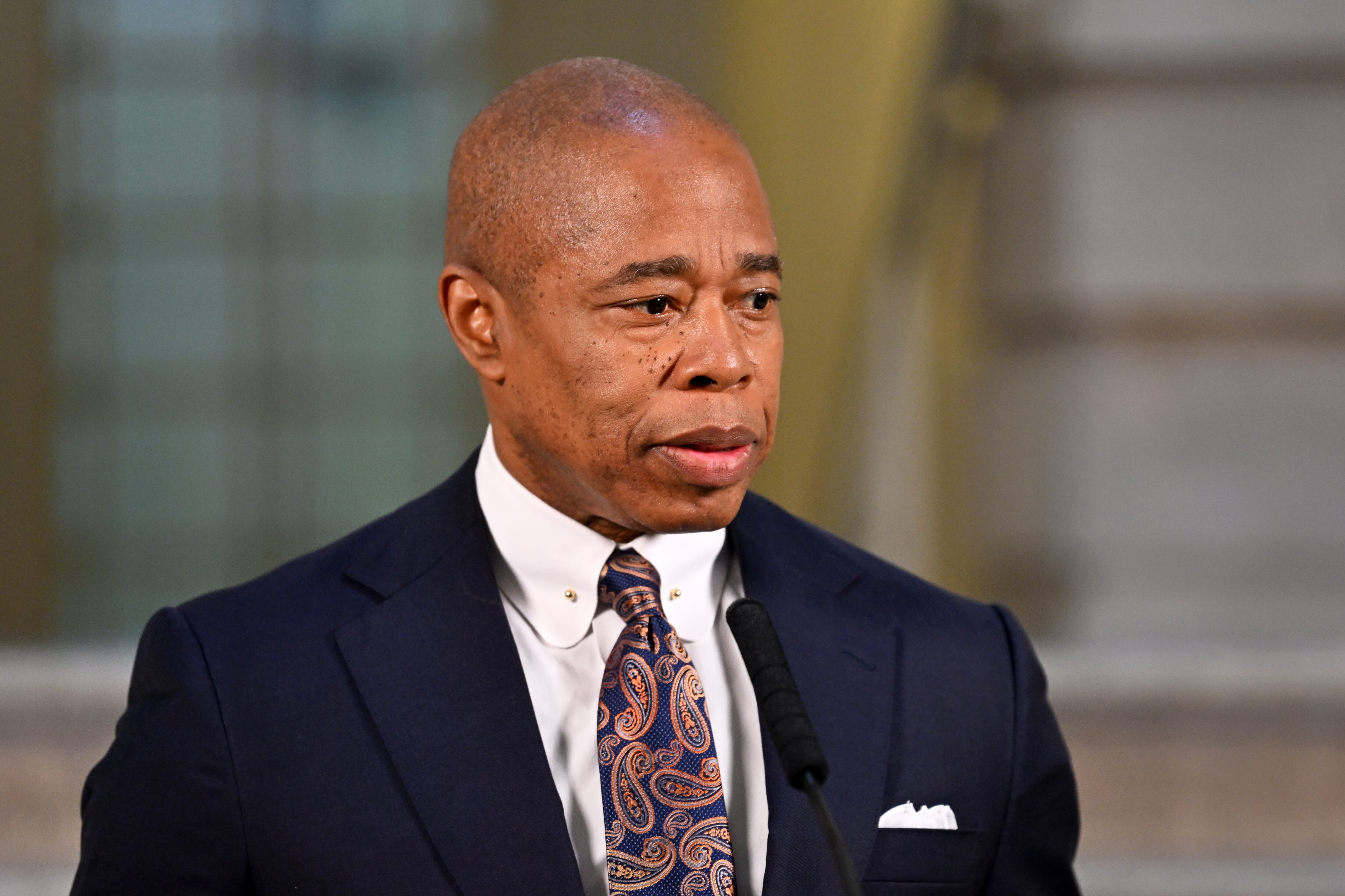 ¿Por qué la ciudad de Nueva York está enviando a Canadá a inmigrantes en buses?