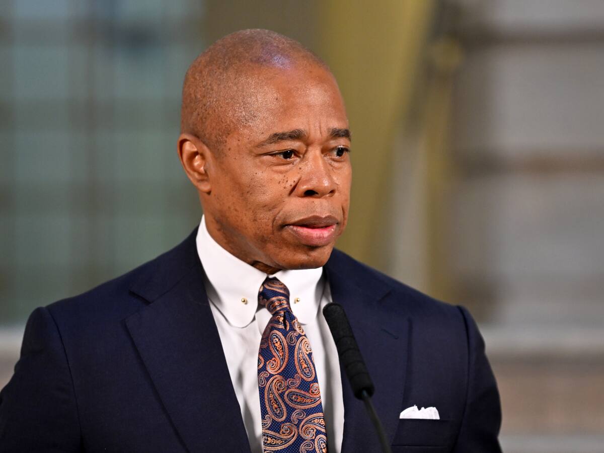 ¿Por qué la ciudad de Nueva York está enviando a Canadá a inmigrantes en buses?