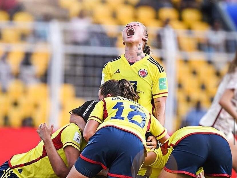 Oficial de Ana María Guzmán, en Instagram.