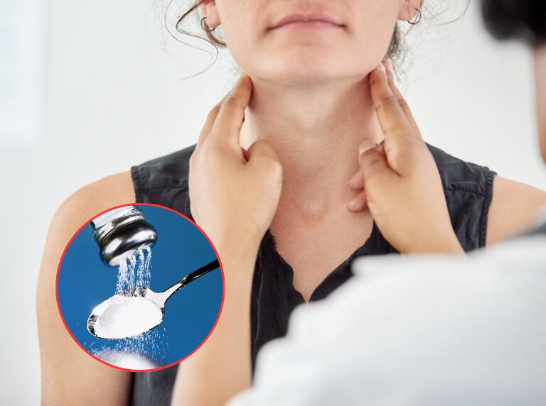 Persona siendo revisada por doctor por tiroides / Cuchara de sal (Getty Images)