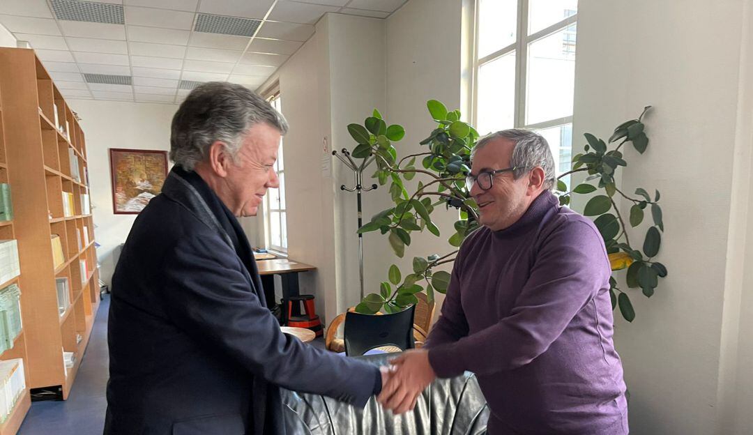 Expresidente Santos y Rodrigo Londoño se reúnen en Foro de Paz en París