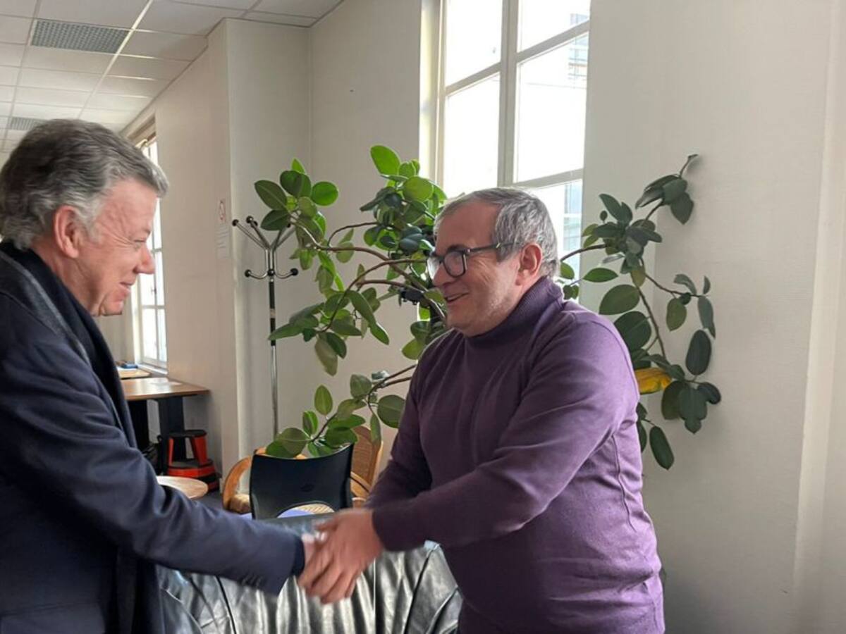 Expresidente Santos y Rodrigo Londoño se reúnen en Foro de Paz en París