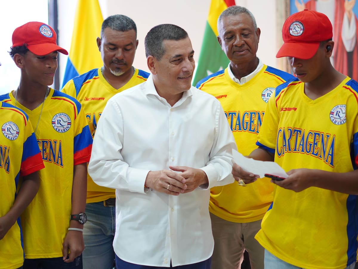 Alcalde Dumek recibió en su despacho a los jóvenes del Club Deportivo de Béisbol Cararín