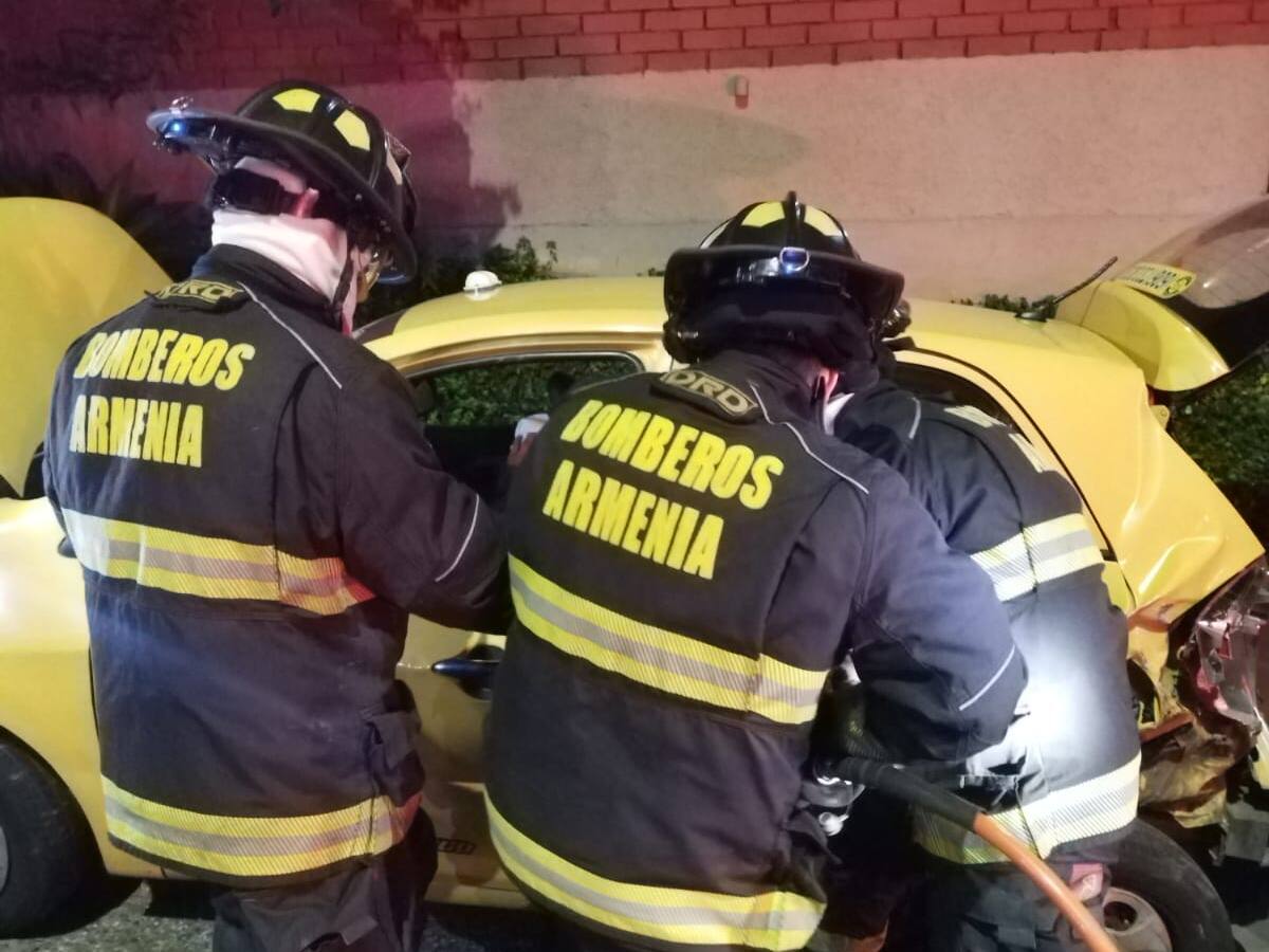 Tres aparatosos accidentes de tránsito en vías del Quindío dejaron ocho personas heridas