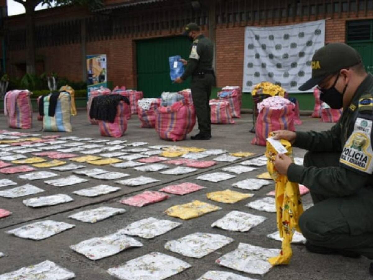 Policía se les tiró en el negocio a los contrabandistas de ropa en Medellín