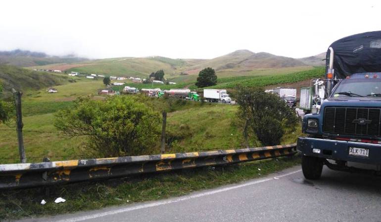 Camioneros definen rutas para movilizarse por vías del país