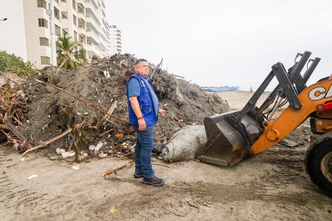 Alcaldía retira residuos arrastrados por el río Manzanares en 700 metros de playa en Los Cocos. Foto: Alcaldía de Santa Marta