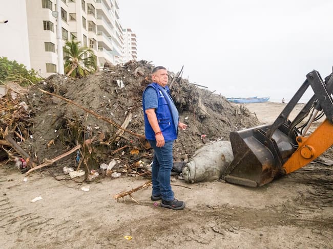 Alcaldía retira residuos arrastrados por el río Manzanares en 700 metros de playa en Los Cocos. Foto: Alcaldía de Santa Marta