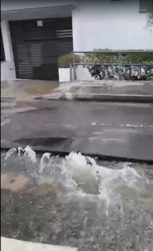 Ruptura de tubería de acueducto en la avenida Santander en Manizales.