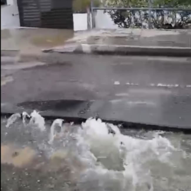 Ruptura de tubería de acueducto en la avenida Santander en Manizales.