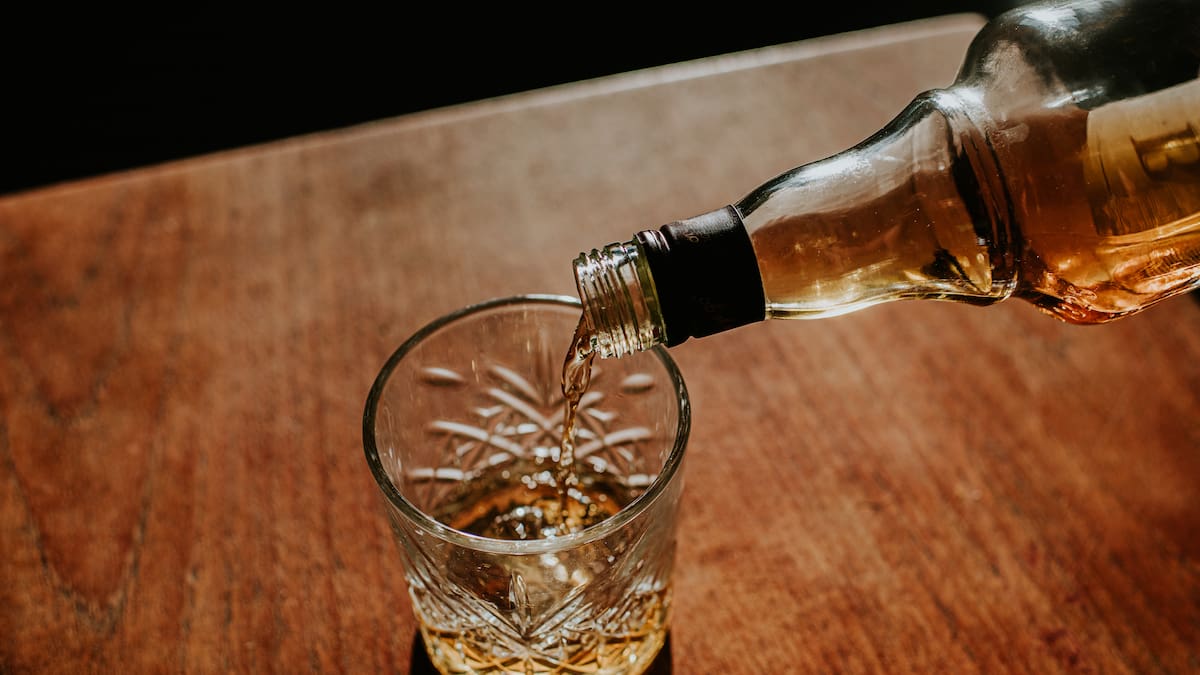 ¿Se lo ha preguntado? Este es el impensable significado detrás de la palabra whisky