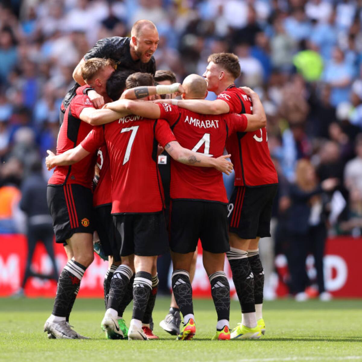 Manchester United se consagra campeón de la FA Cup, al vencer en el clásico al City
