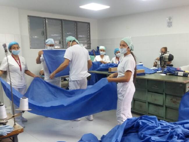 Malestar por calcomanía que debe usar vehículo de profesionales de la salud