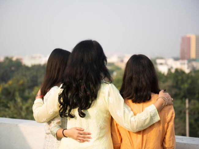 Estudio revela cómo tener una hermana puede beneficiar la salud emocional. Imagen de Canva