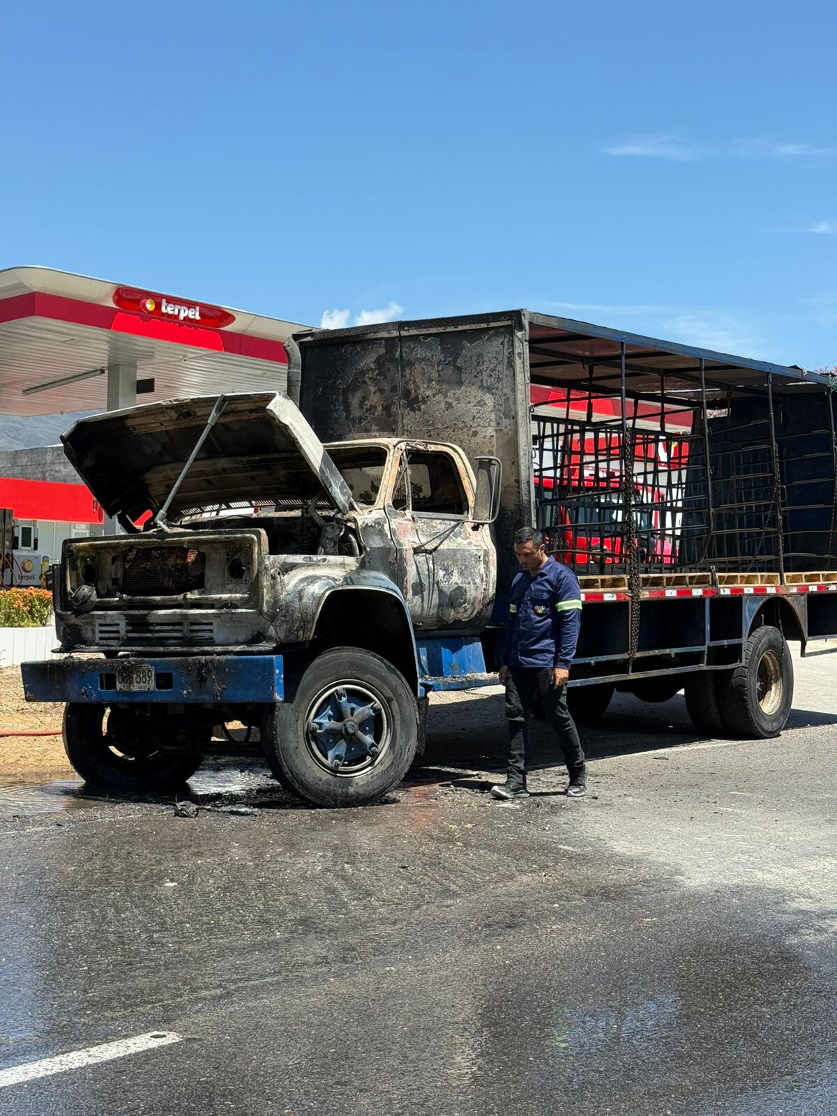 Camión incinerado en anillo vial de Cúcuta. / Foto: Cortesía.