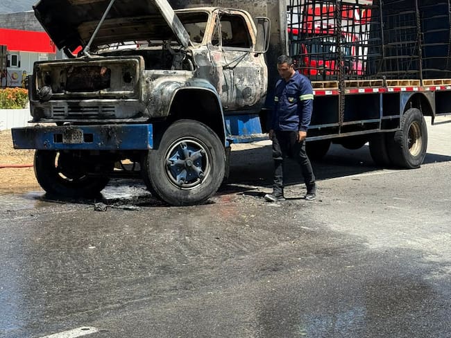 Camión incinerado en anillo vial de Cúcuta. / Foto: Cortesía.