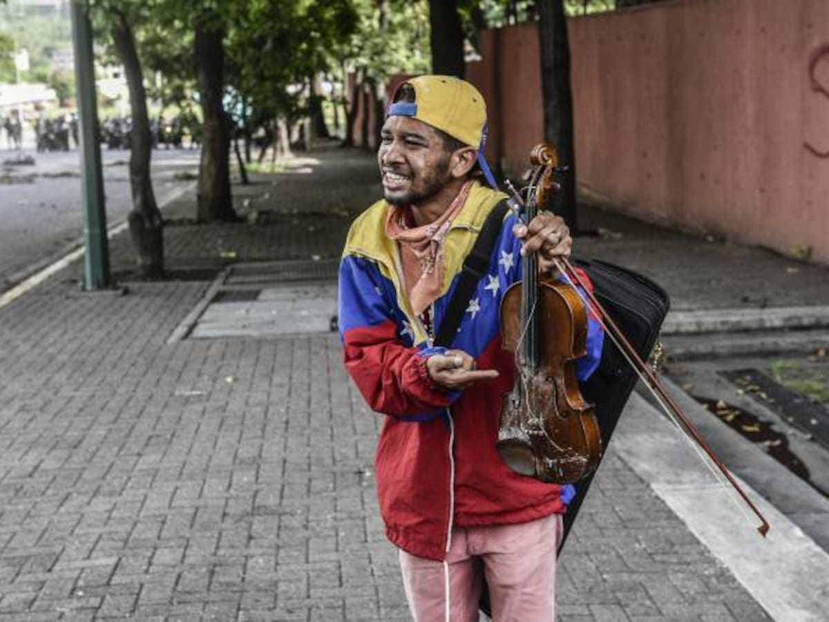 Denuncian torturas contra el violinista de la protestas en Venezuela