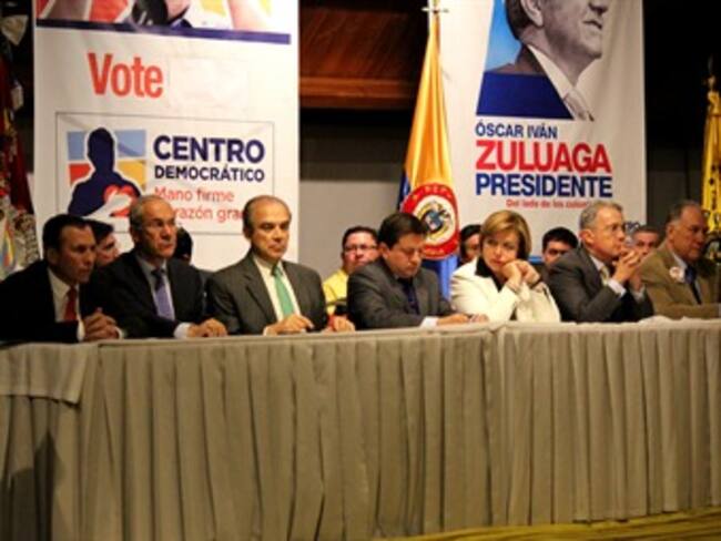 Vea al expresidente Uribe en campaña con retirados de la Fuerza Pública