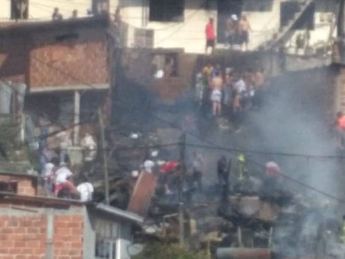 Un incendio quemó dos casas y afectó dos más en la comuna trece de Medellín