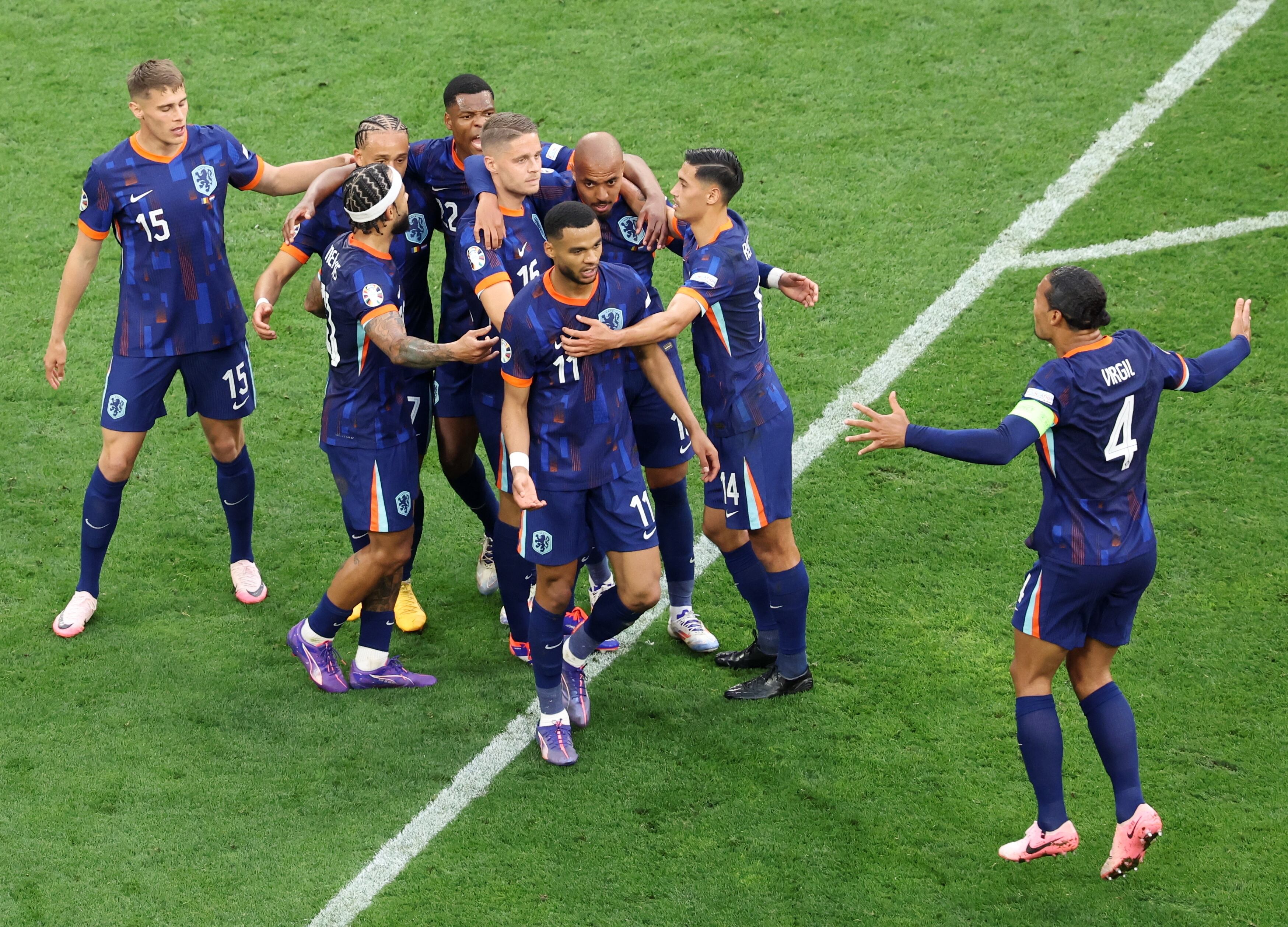 Los jugadores de Países Bajos celebran uno de sus tres goles ante Rumania. (Alemania, Países Bajos; Holanda, Rumanía) EFE/GEORGI LICOVSKI