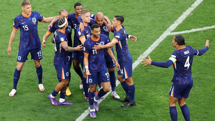 Munich (Germany), 02/07/2024.- Donyell Malen (C) of the Netherlands celebrates with teammates after scoring the 2-0 lead during the UEFA EURO 2024 Round of 16 soccer match between Romania and Netherlands, in Munich, Germany, 02 July 2024. (Alemania, Países Bajos; Holanda, Rumanía) EFE/EPA/GEORGI LICOVSKI
