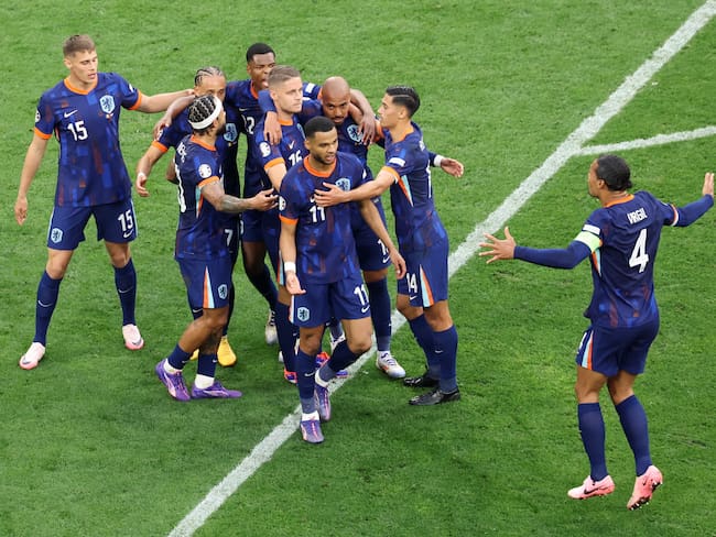 Los jugadores de Países Bajos celebran uno de sus tres goles ante Rumania. (Alemania, Países Bajos; Holanda, Rumanía) EFE/GEORGI LICOVSKI