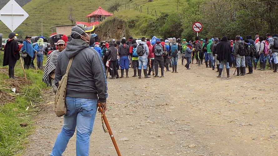 Comunidades impiden ingreso de comisión humanitaria en Coconuco, Cauca. Foto: Colprensa.