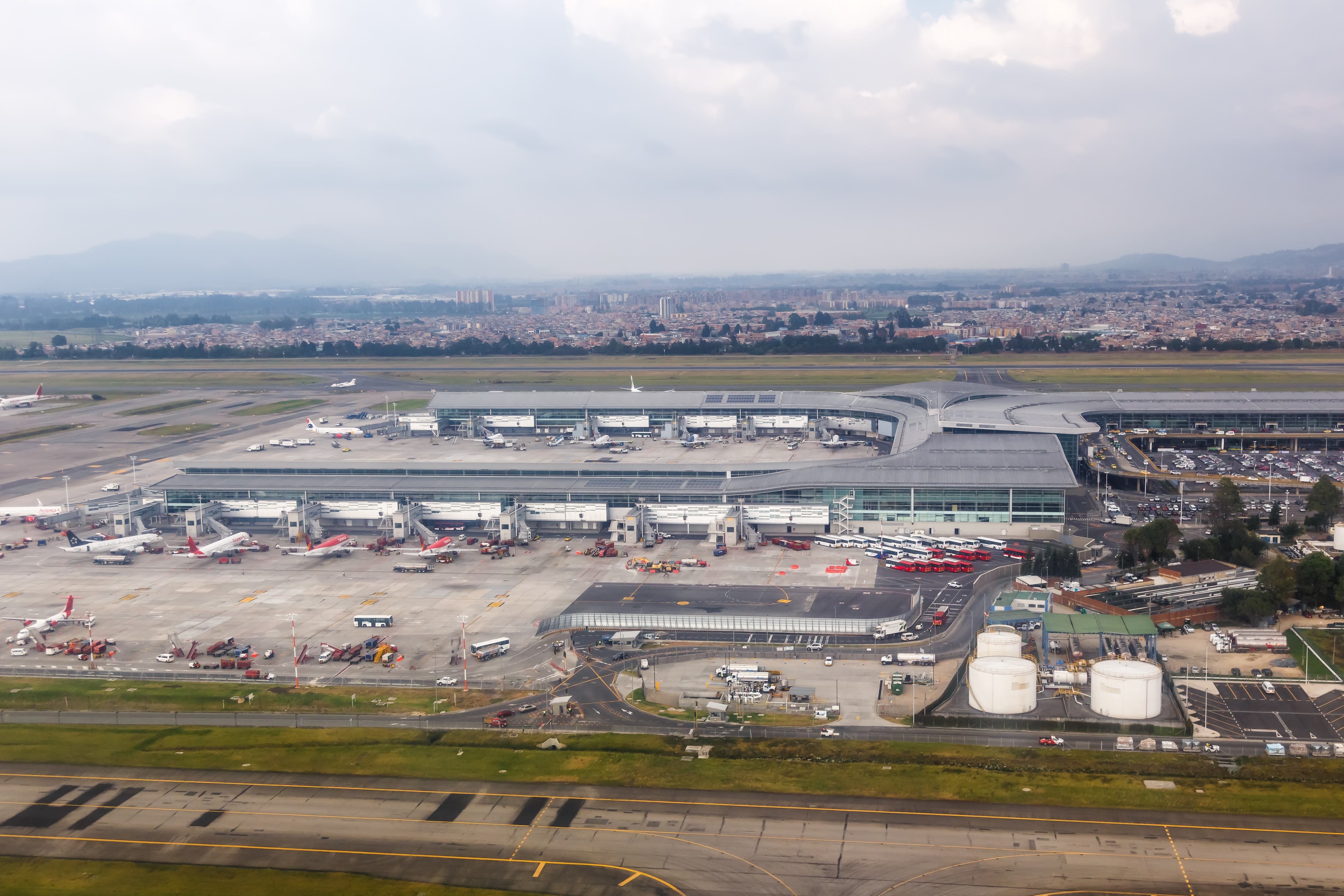 Vista aérea del aeropuerto de Bogotá (BOG) en Colombia.