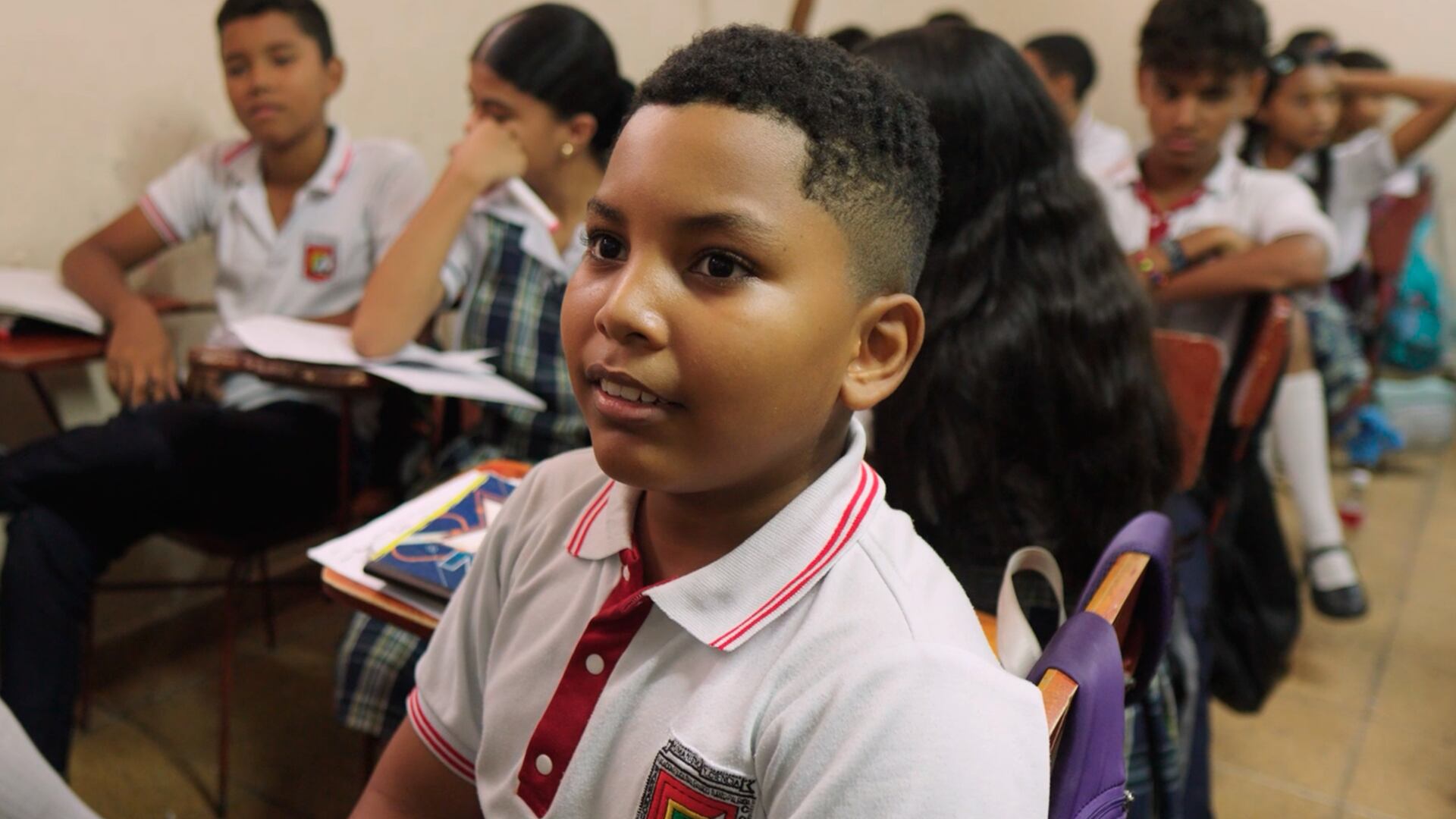 A través de un modelo pedagógico que involucra a los estudiantes en la creación de medios de comunicación, el colegio Evardo Turizo Palencia ha combatido la deserción escolar y fortalecido el pensamiento crítico de los jóvenes de La Esmeralda, en Barranquilla. | Foto: Caracol Radio