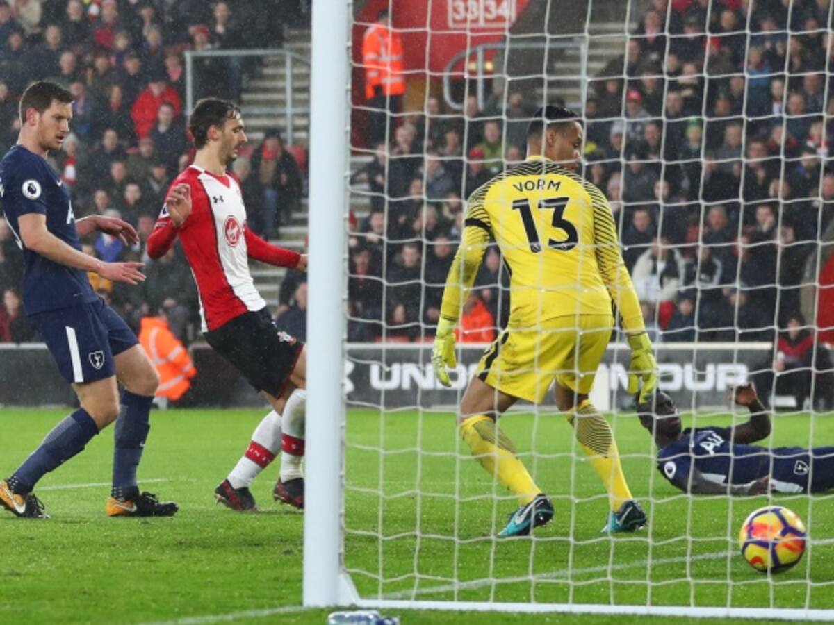 Autogol de Dávinson para el empate del Tottenham ante Southampton