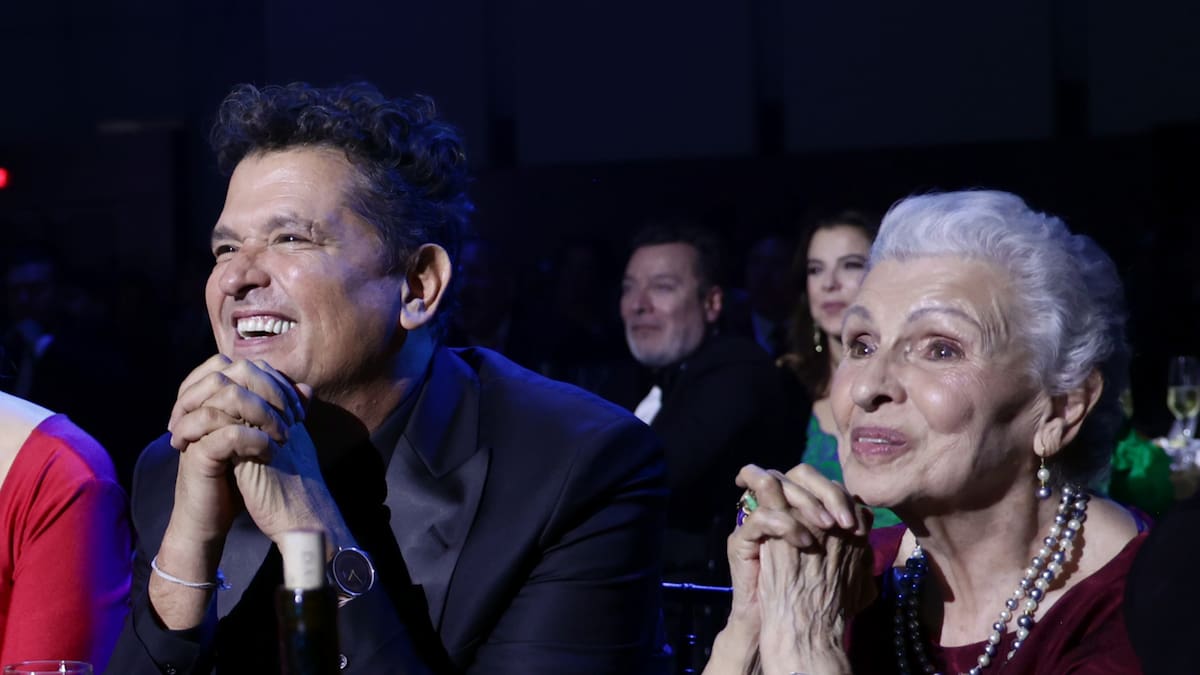 Nos llena de orgullo: la emotiva reacción de mamá de Carlos Vives, elegido Persona del Año