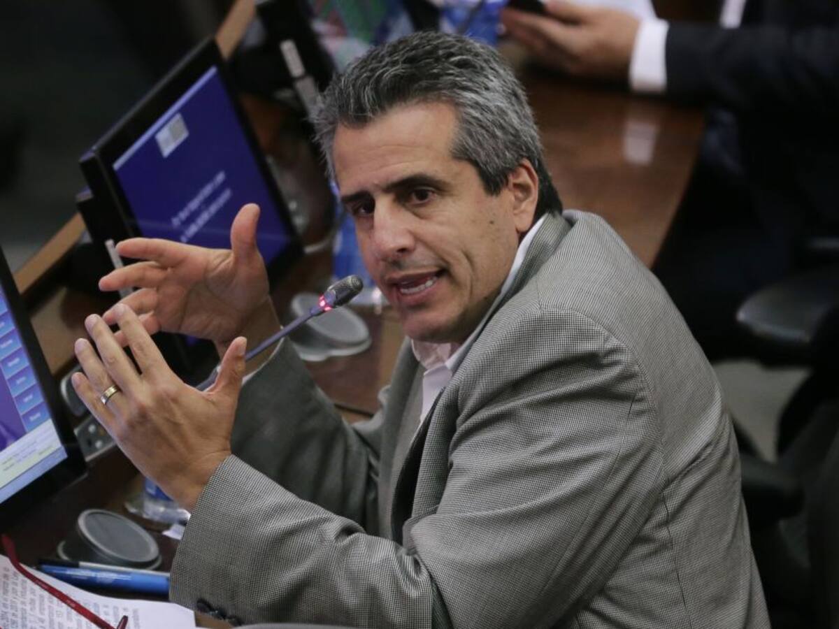 Luis Fernando Velasco oficializa precandidatura a la presidencia