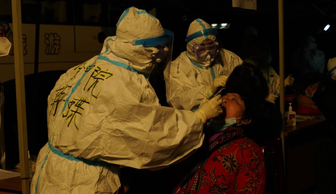 Toma de pruebas contra el coronavirus en China.   Foto: Getty 
