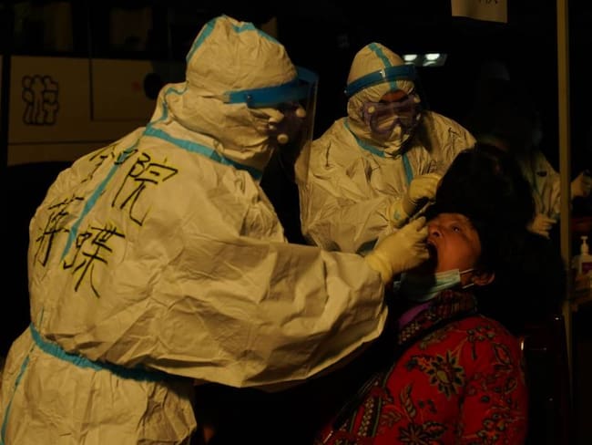 Toma de pruebas contra el coronavirus en China.   Foto: Getty 