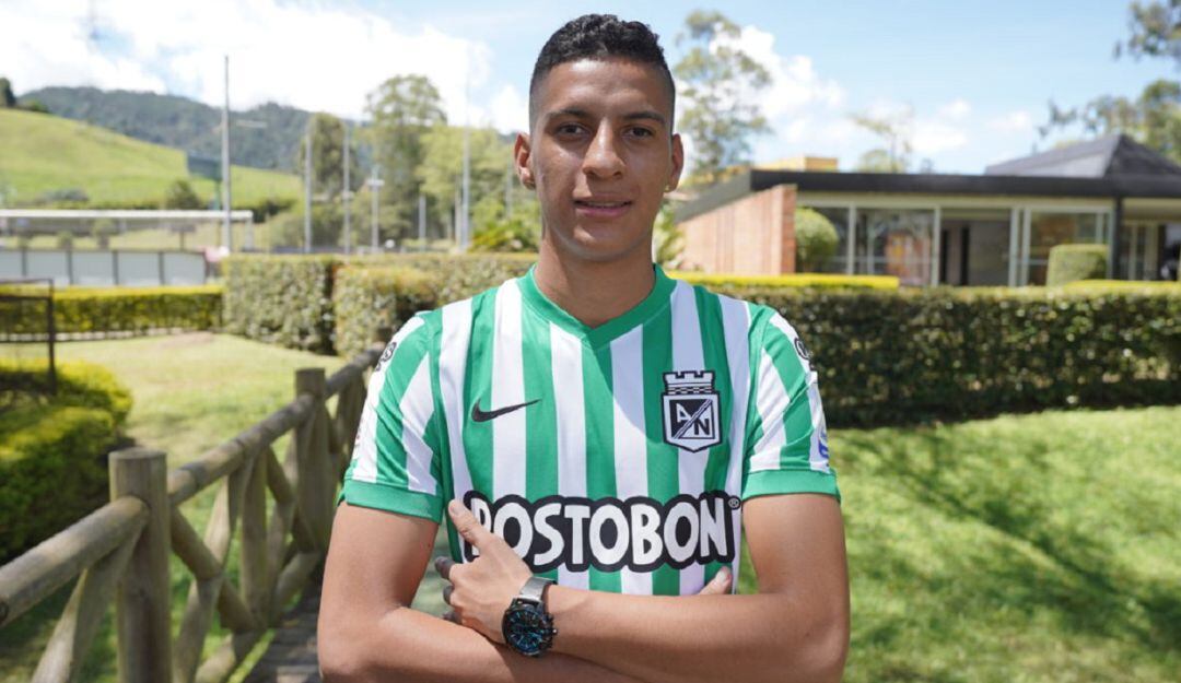 Ruyeri Blanco porta la camiseta de Atlético Nacional.