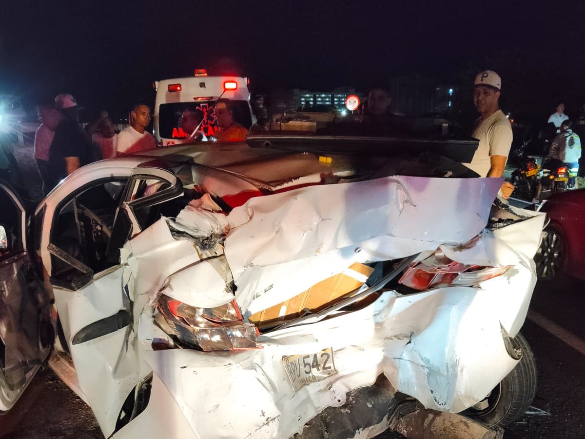 Carro quedó prácticamente destruido tras fuerte choque con camioneta en Cartagena