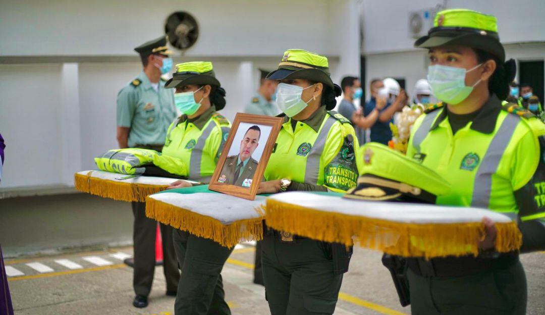 Flórez era padre de un niño y una niña, aadministrador policial con especialización en gerencia