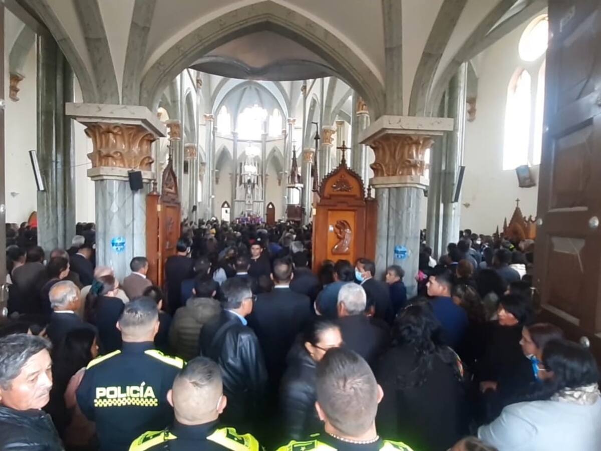 Multitudinaria despedida en Cómbita a policía asesinado en Caquetá
