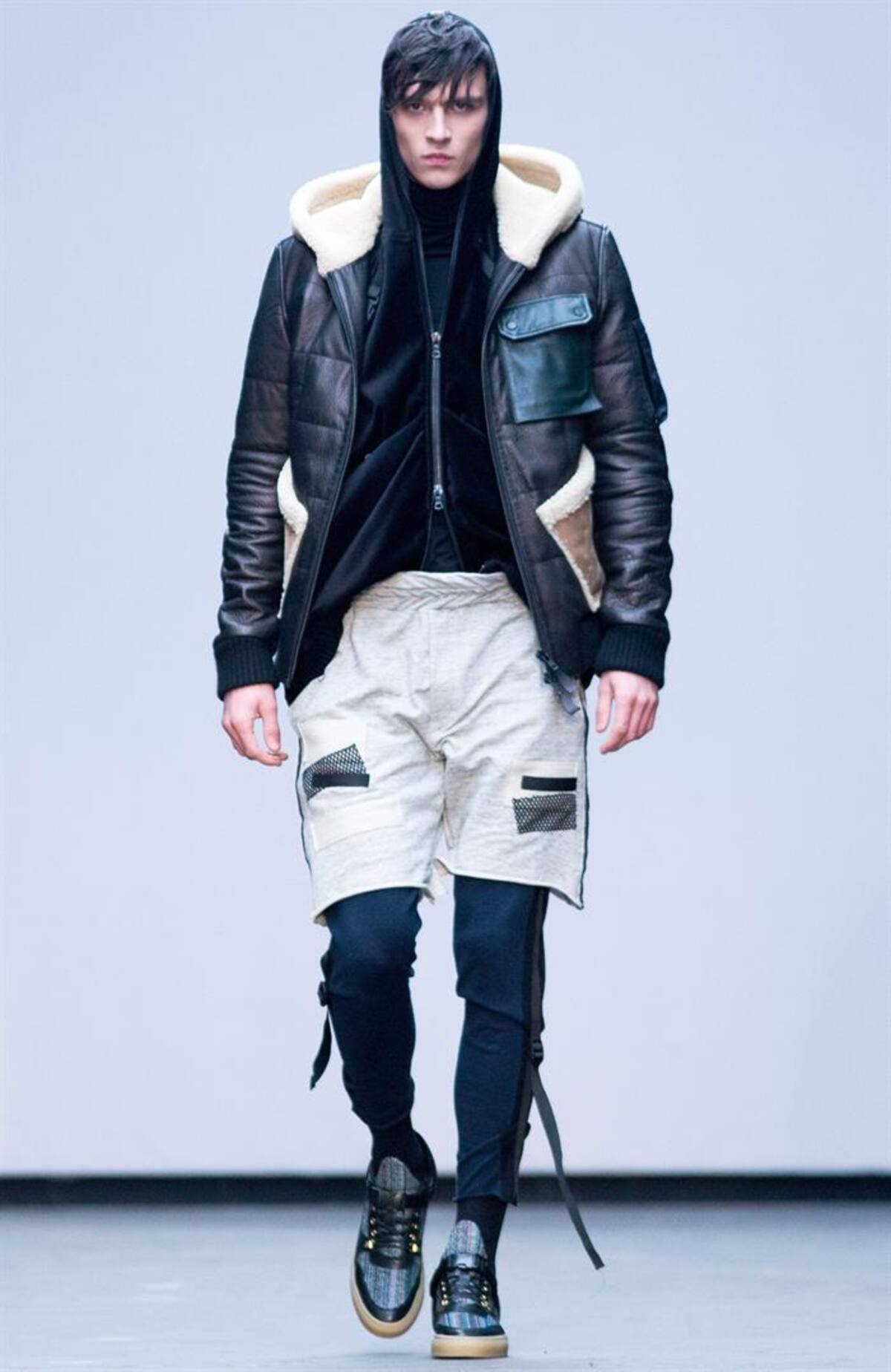 Una serie de modelos presentan la colección de otoño, invierno 2015 en la semana de la moda masculina en Londres, Inglaterra, que se realizará hasta el próximo 12 de enero.