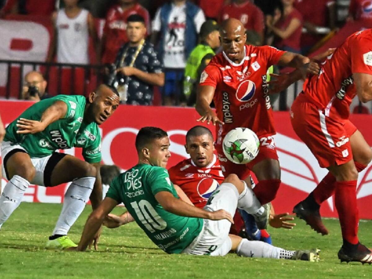 Con un hombre de más, América rescató un empate en el clásico