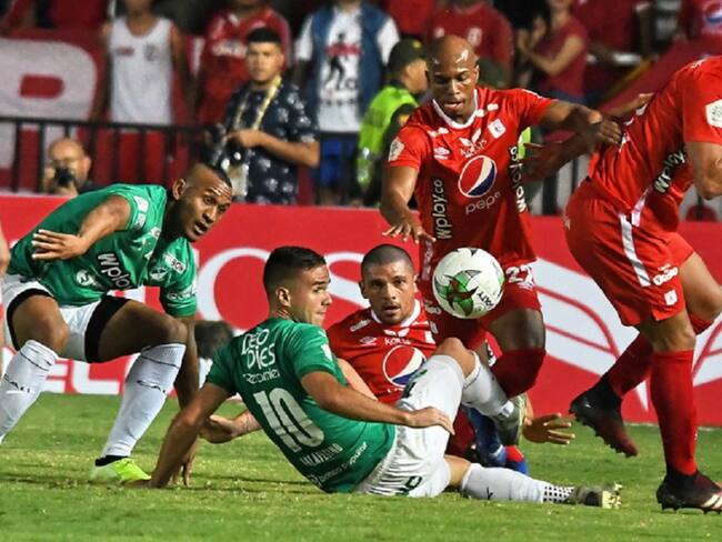 Con un hombre de más, América rescató un empate en el clásico