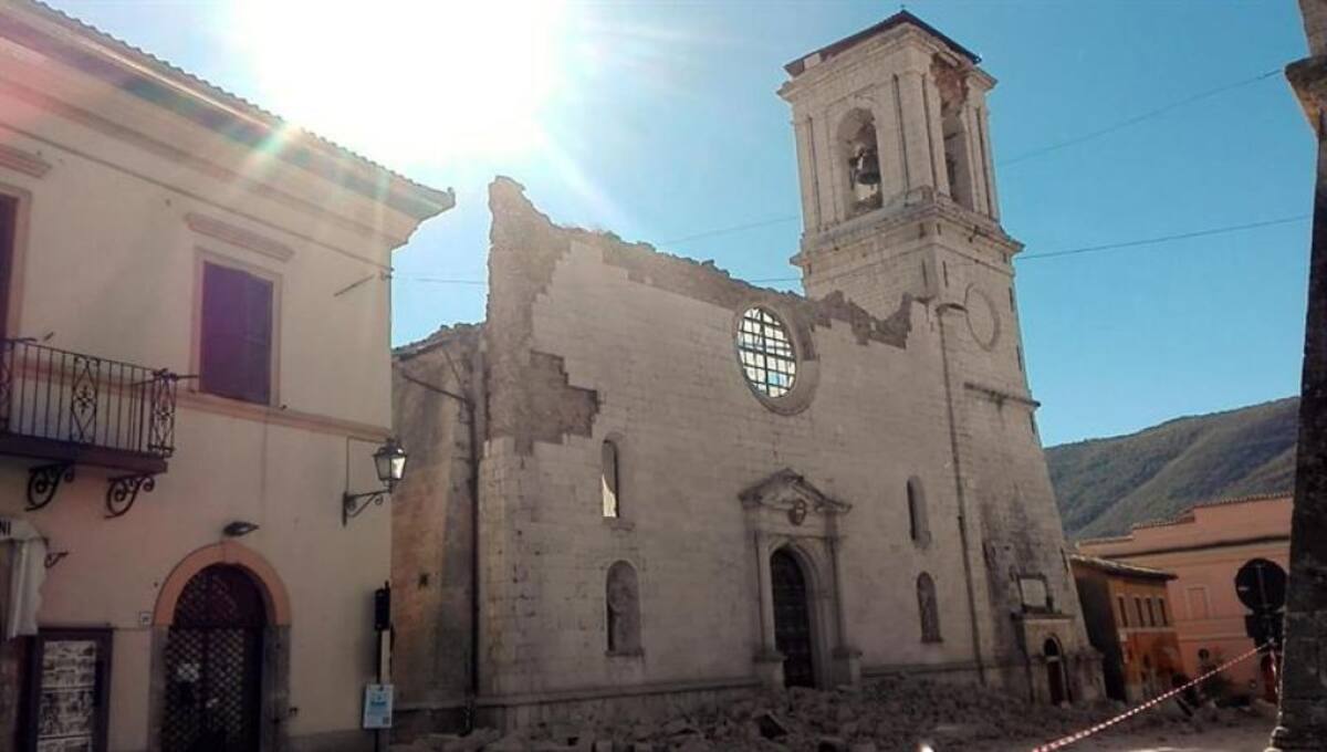 Terremoto en Italia deja en ruinas iglesias y construcciones históricas.