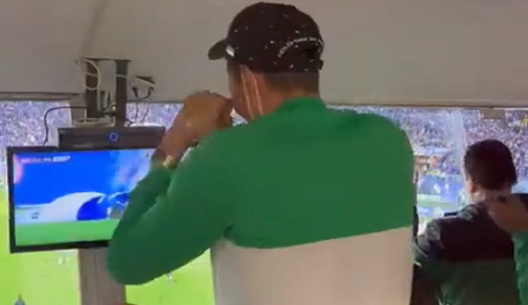 Giovanni Moreno hace gestos a los aficionados de Millonarios tras terminar el partido ante Millonarios.