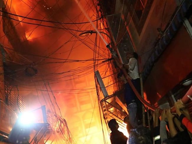 Ya van 70 muertos en un incendio en Bangladesh