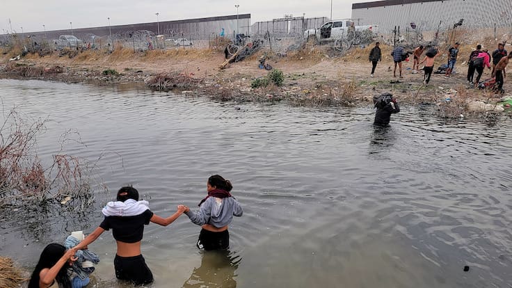 MEX142. CIUDAD JUÁREZ (MÉXICO), 29/02/2024.- Migrantes se preparan para cruzar el Río Bravo, en la frontera que divide a México de los Estados Unidos, este jueves en Ciudad Juárez (México). Activistas y migrantes de la frontera norte de México expresaron su alivio después de que un juez estadounidense aplazó este jueves la entrada en vigor de la Ley SB4 de Texas que a partir del lunes permitiría a las autoridades de ese estado detener a los migrantes, encarcelarlos o expulsarlos. EFE/Luis Torres