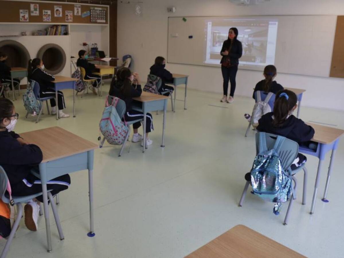 Estudiantes denuncian a profesor que les hacía propuestas sexuales en clase