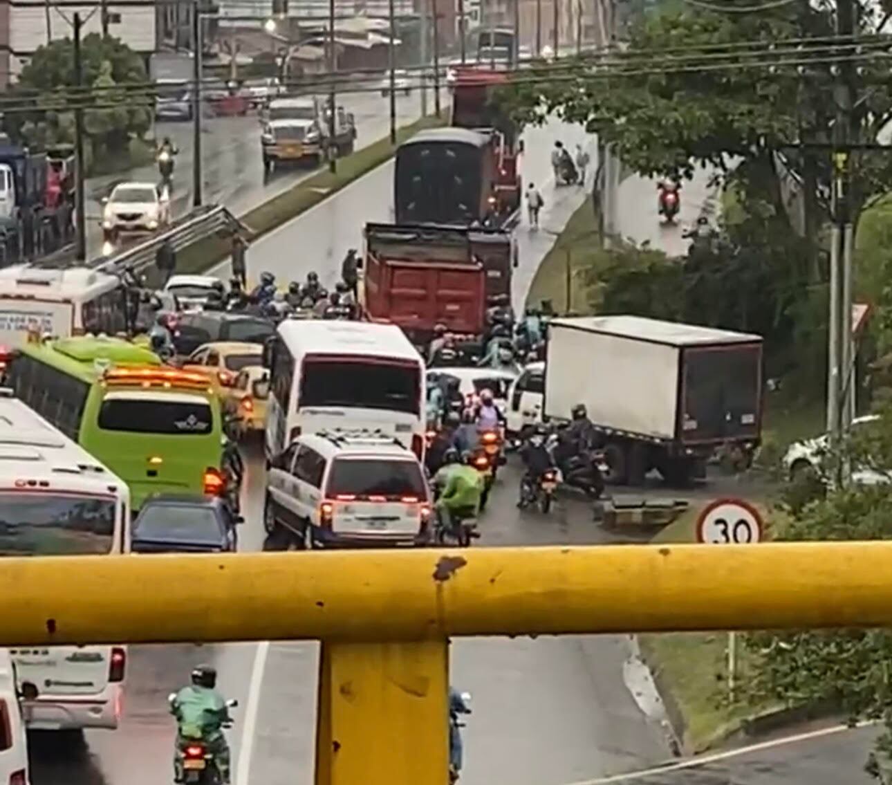 Bloqueos parciales en la vía Medellín-Bogotá. Foto: Denuncias Antioquia.
