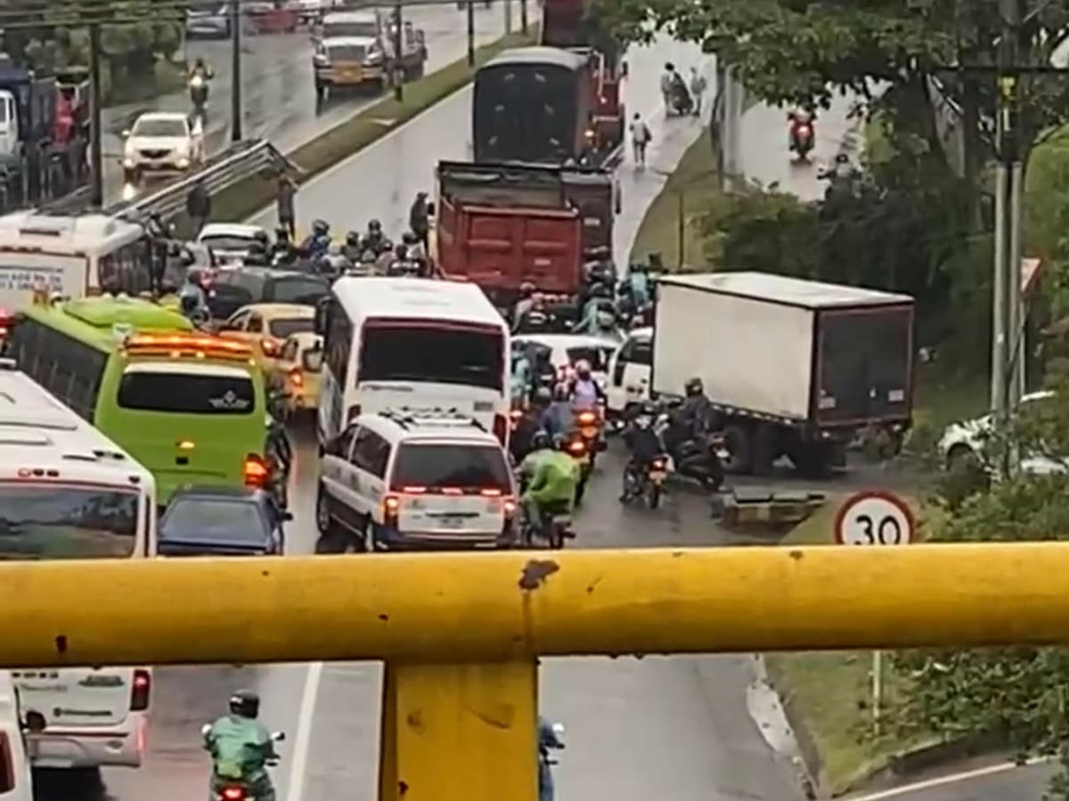 Camioneros y transportadores bloquearon parcialmente vía Medellín-Bogotá, ¿en qué puntos?