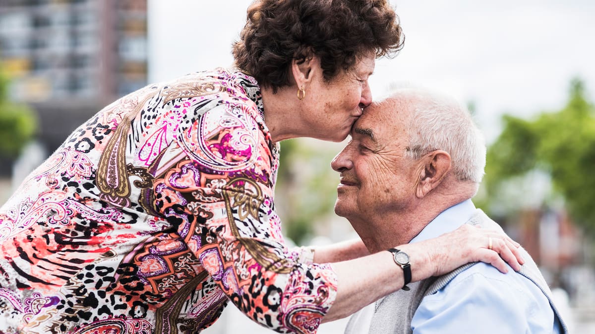 ¿Su pareja le besa la frente? Este es el poderoso significado, según psicólogos